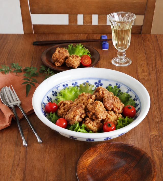 玉浅鉢にごろっとした具材の煮物を温かみ豊かに盛り付けた様子