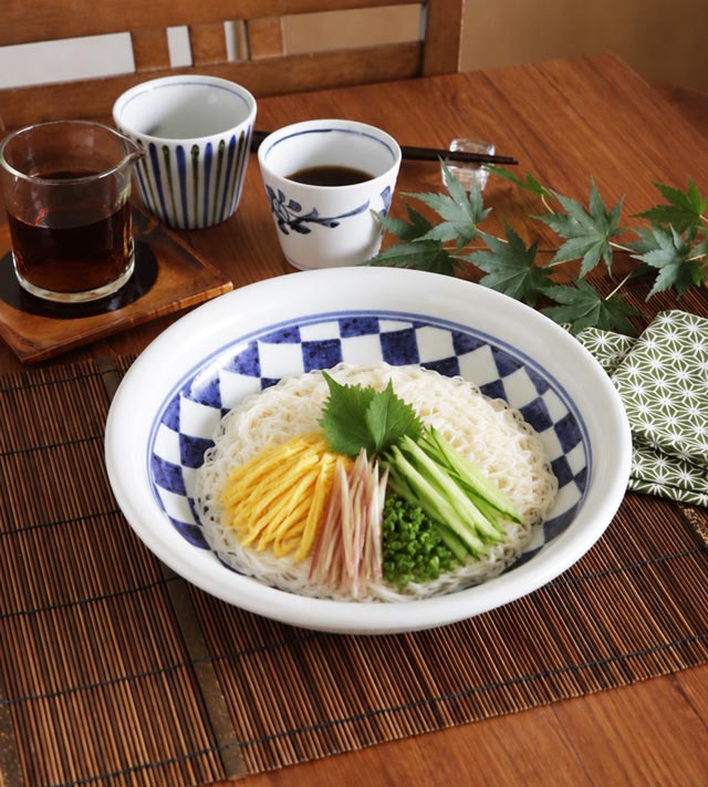 市松文の玉浅鉢に薬味たっぷりの素麺を涼しげに盛り付けた食卓
