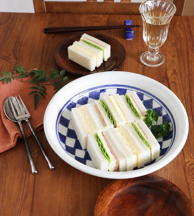 サンドイッチを盛り付けたにぎやかな食卓
