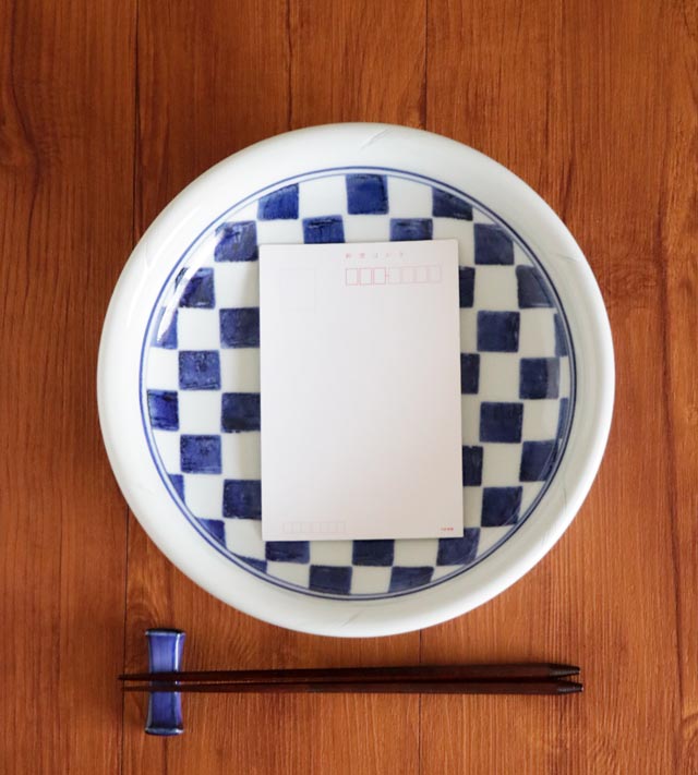 8寸サイズの器にはがきを置いてサイズ感を比較した写真