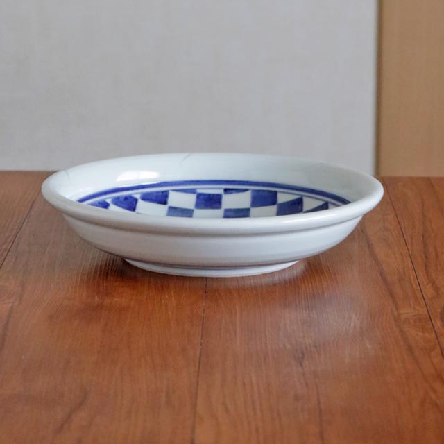 深皿としても鉢としても使いやすい浅めの横顔