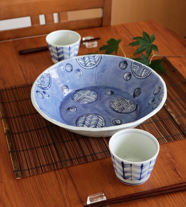 和の食卓を華やかに彩る丸紋の布目台形鉢