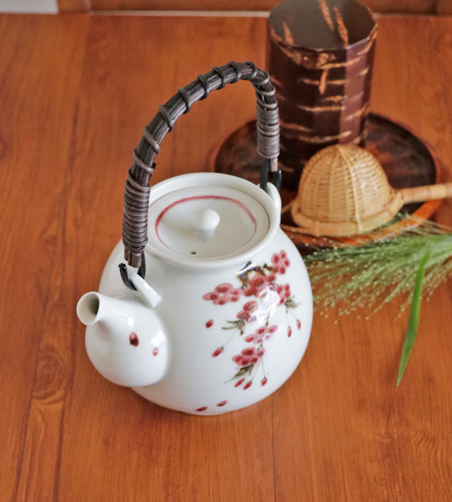 茶道具や茶筒と並べた食卓風景