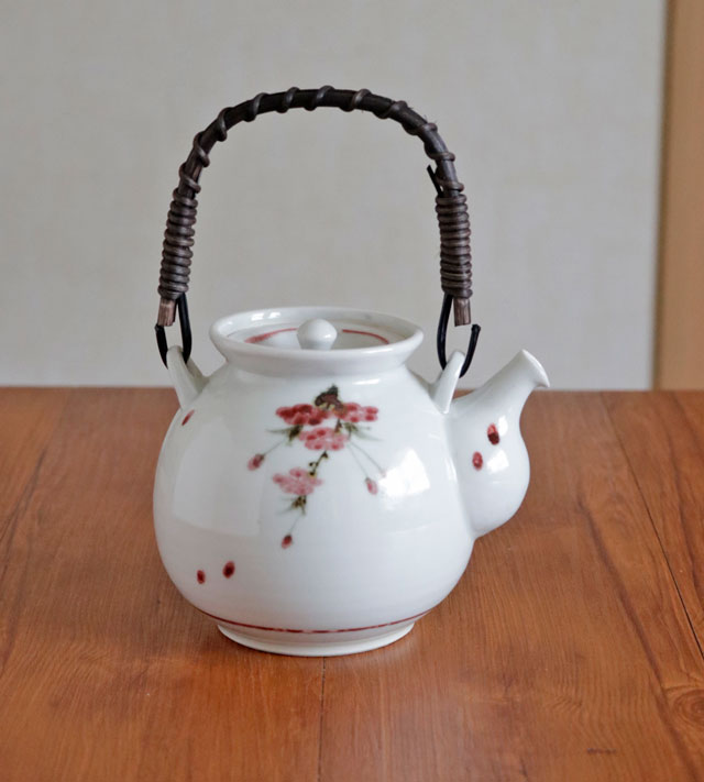 中田窯 桜の急須(特大) 注ぎ口正面