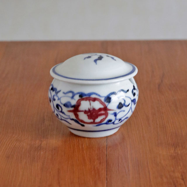 中田窯 赤花唐草の蓋物 正面全体