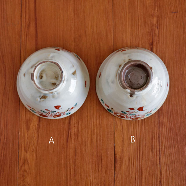 化粧色絵の茶碗 AとBの底面・高台比較