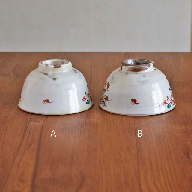 化粧色絵の茶碗 AとBの背面・高台比較