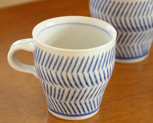 砥部焼 はけめ模様のマグカップ