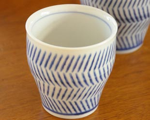 中田窯 はけめ模様のマグカップ