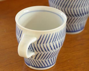 砥部焼・中田窯 はけめ模様のマグカップの持ち手