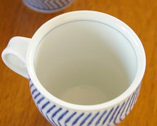 砥部焼・中田窯 はけめ模様のマグカップの中