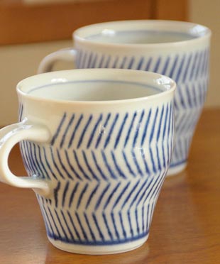砥部焼・中田窯 はけめ模様のマグカップを横から見て
