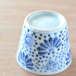 砥部焼・中田窯　古布文のそばちょこ(小)を伏せて