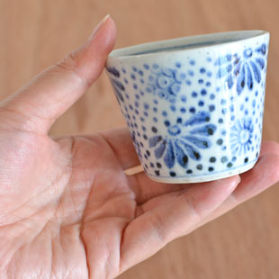 砥部焼・中田窯　古布文のそばちょこ(小)を手に持って
