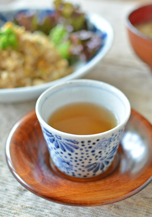 中田窯　古布文のそばちょこ(小)にお茶を