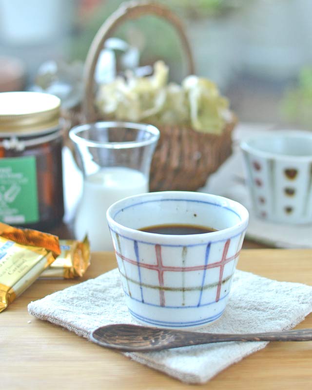 砥部焼・中田窯 三色格子のそばちょこにコーヒーを