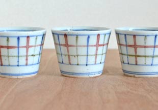 砥部焼・中田窯 三色格子のそばちょこを並べて