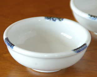砥部焼 白いギザギザ小鉢(3.5寸)