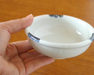砥部焼・向井窯 白いギザギザ小鉢(3.5寸)を手に持って