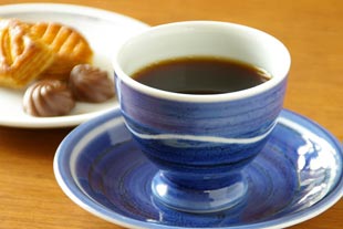 砥部焼・向井窯　青いフリーカップにコーヒーを