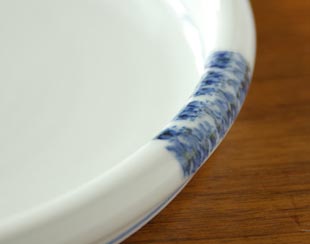 砥部焼・向井窯　ギザギザプレート皿の絵付け部分