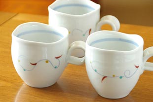 砥部焼・向井窯 遊文くねくねマグの絵付けいろいろ