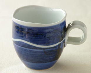 砥部焼 青いマグカップ