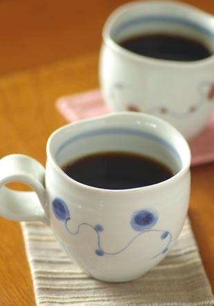 砥部焼・向井窯 青玉のくねくねマグにコーヒーを