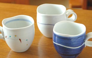 砥部焼・向井窯 くねくねマグたち