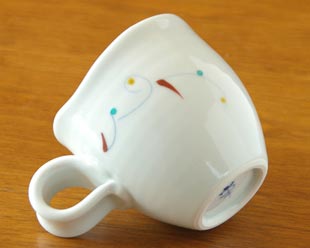 砥部焼・向井窯 遊文くねくねマグを斜めにして