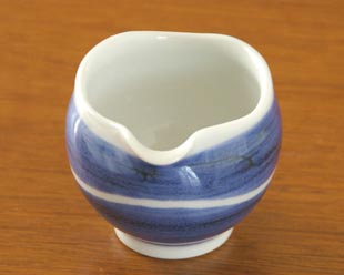 砥部焼・向井窯 青いミルク入れの注ぎ口
