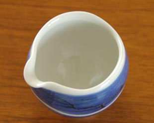 砥部焼・向井窯 青いミルク入れを上から見て