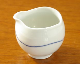 砥部焼 白いミルク入れ