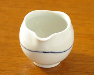 砥部焼・向井窯 白いミルク入れの注ぎ口