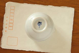 砥部焼・向井窯 白いミルク入れをはがきと比較して