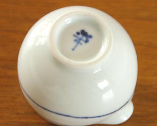 砥部焼・向井窯 白いミルク入れの底面