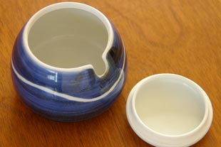 砥部焼・向井窯 シュガーポットの中