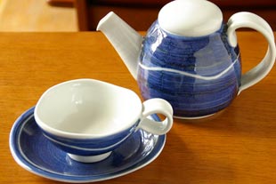 砥部焼・向井窯 青いくねくねティーカップとティーポット