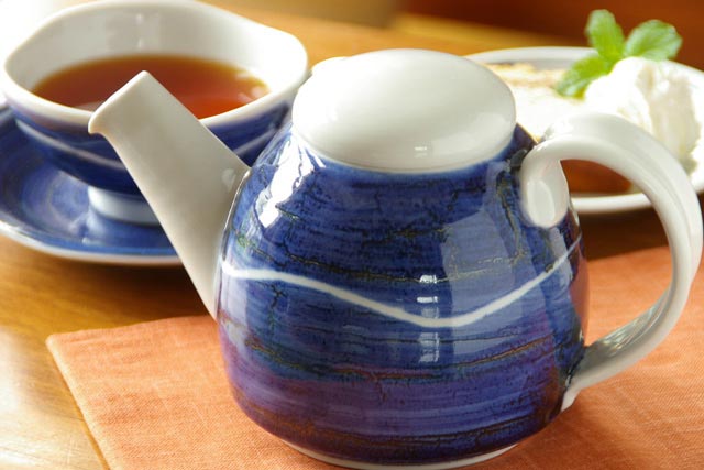 砥部焼・向井窯 青いティーポットに紅茶を