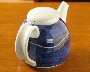 砥部焼・向井窯 青いティーポットの持ち手