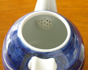 砥部焼・向井窯 青いティーポットの茶こし部分