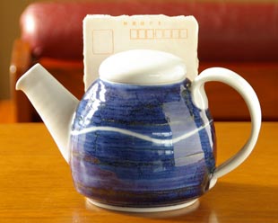 砥部焼・向井窯 青いティーポットをはがきと比べて