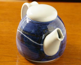 砥部焼・向井窯 青いティーポットの注ぎ口