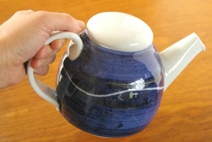 砥部焼・向井窯 青いティーポットを手に持って