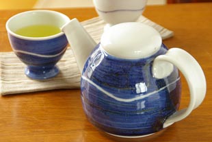 砥部焼・向井窯 青いティーポットに緑茶を
