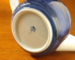 砥部焼・向井窯 青いティーポットの底面