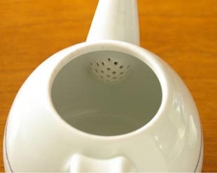 砥部焼・向井窯 白いティーポットの茶こし部分