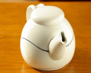 砥部焼・向井窯 白いティーポットの注ぎ口