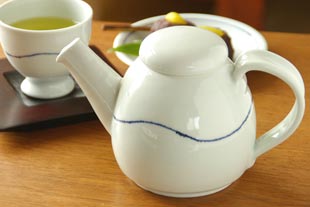 砥部焼・向井窯 白いティーポットに緑茶を