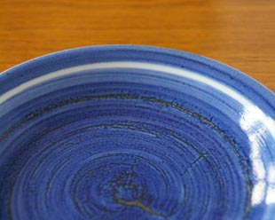砥部焼・向井窯 青い取皿の絵付け